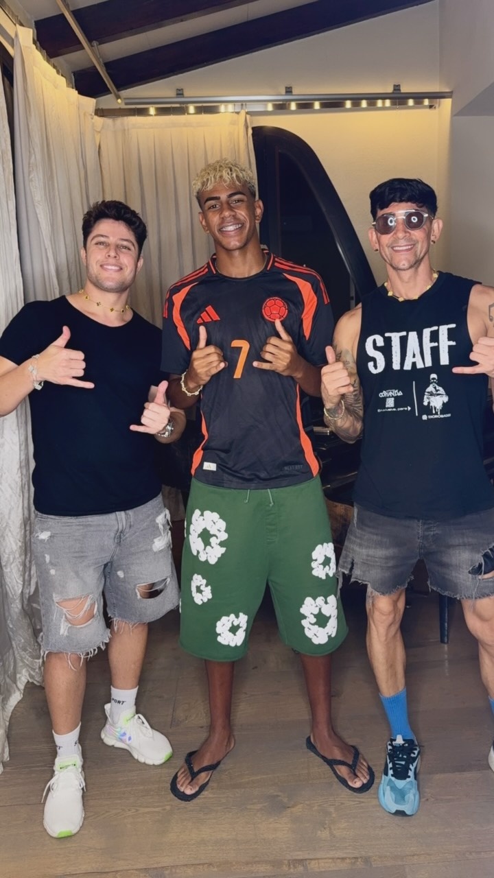 开云APP-折腾头发😂理发师社媒晒视频，亚马尔又变回“泡面头”发型