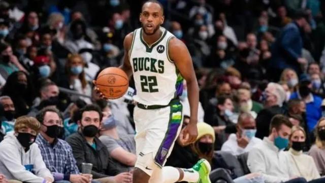 开云-20分钟砍下24分 米德尔顿状态回升雄鹿势不可挡